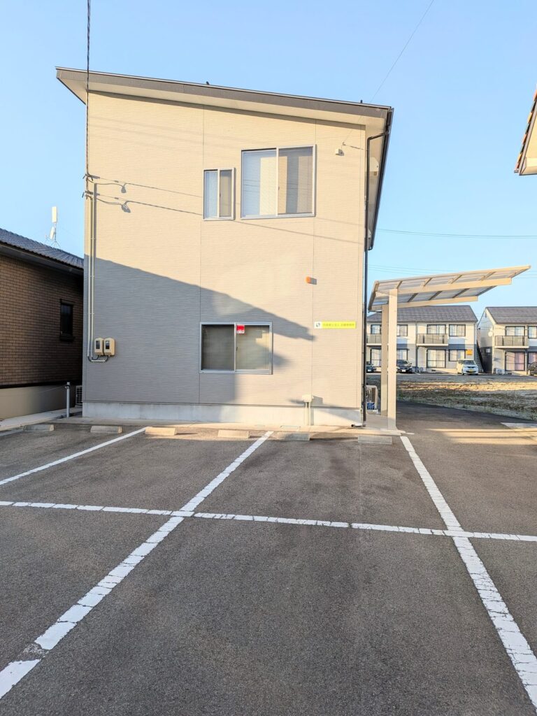 行政書士法人近藤事務所の外観と駐車場(福島市方木田)